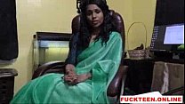 Индийская дама в кресле поднимает настроение всем