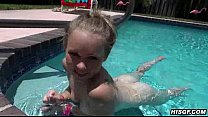 Парень с камерой в руке снимает обнаженную подругу купающуюся в бассейне